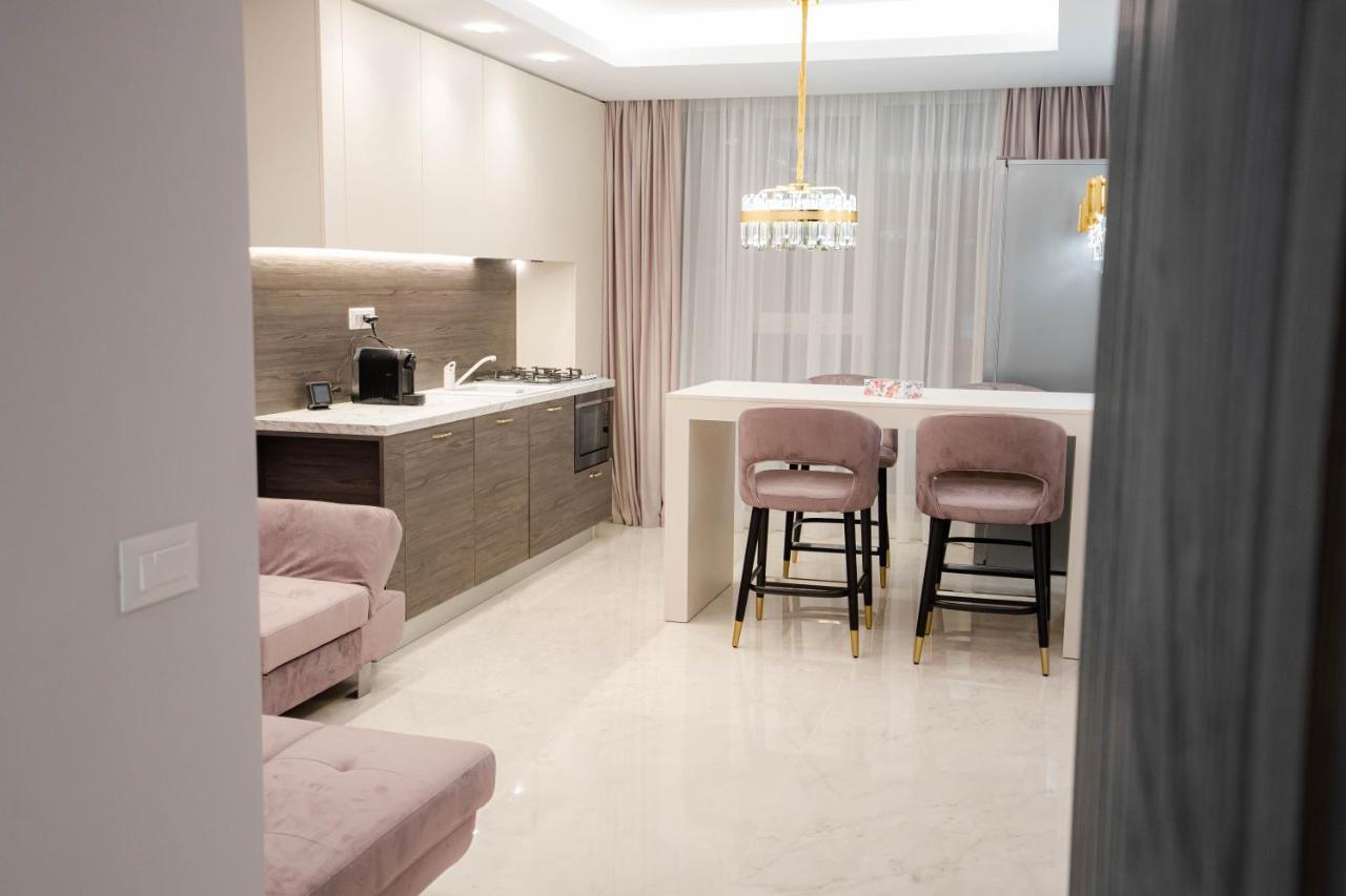 Deluxe Aparthotel Marwell Residence Suceava Luaran gambar