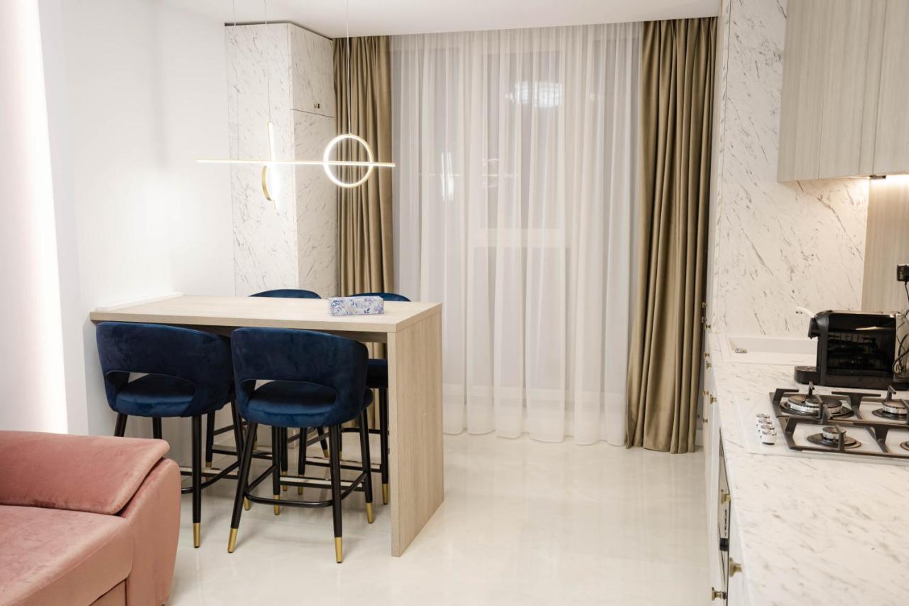 Deluxe Aparthotel Marwell Residence Suceava Luaran gambar